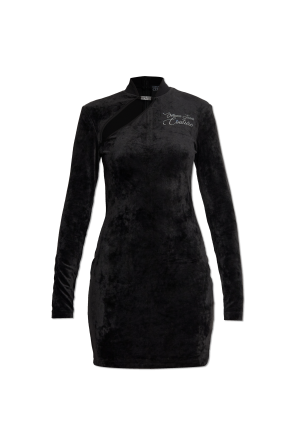 Vestido de terciopelo con cuello alto