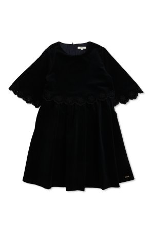 Aksamitna sukienka z ażurowymi wstawkami