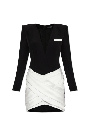 Vestido con drapeados decorativos