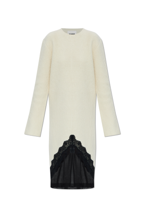 Vestido con bajo acabado decorativo