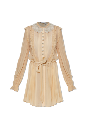 Vestido con aplicaciones brillantes en el cuello