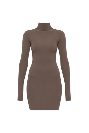 Vestido con cuello alto