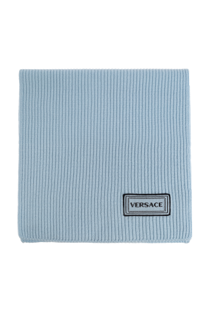 Wełniany szal z naszywką z logo