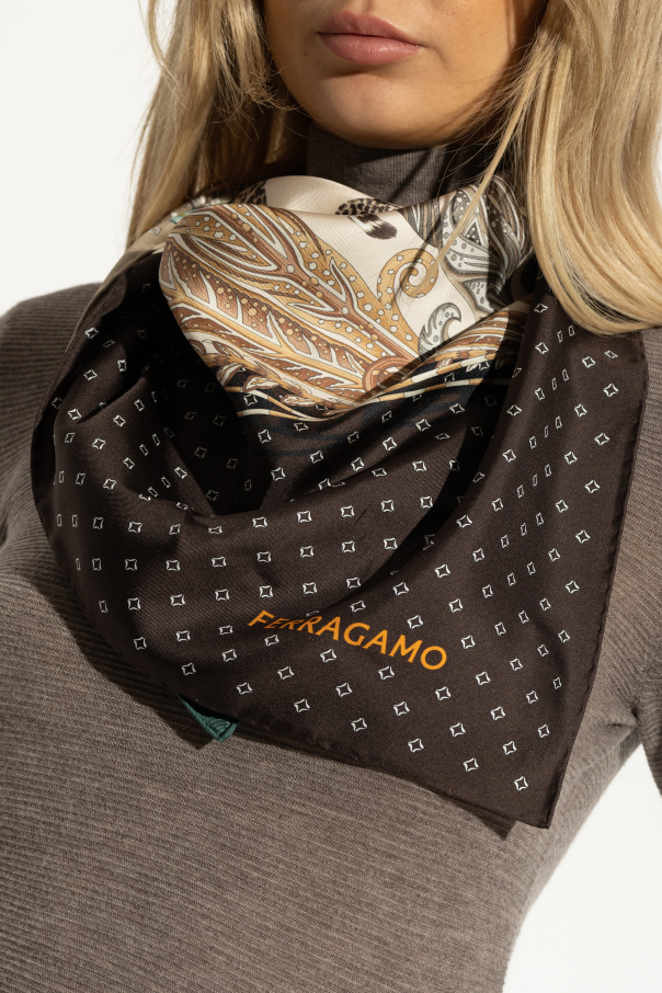 FERRAGAMO Pañuelo de seda con estampado