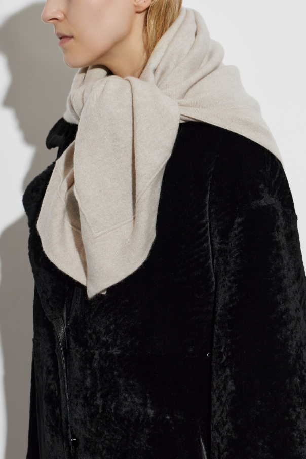 Lisa Yang Cashmere scarf ‘Frieda’