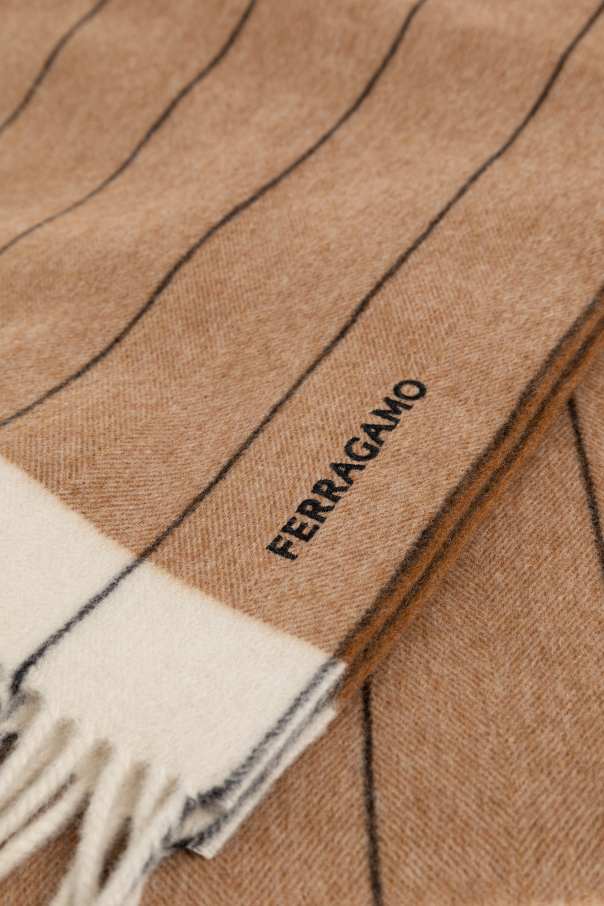 FERRAGAMO Pañuelo con flecos