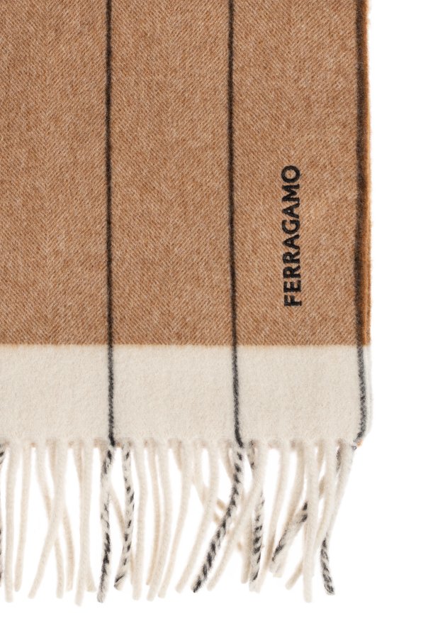 FERRAGAMO Pañuelo con flecos