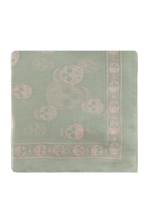 Pañuelo de seda con un característico estampado de calaveras