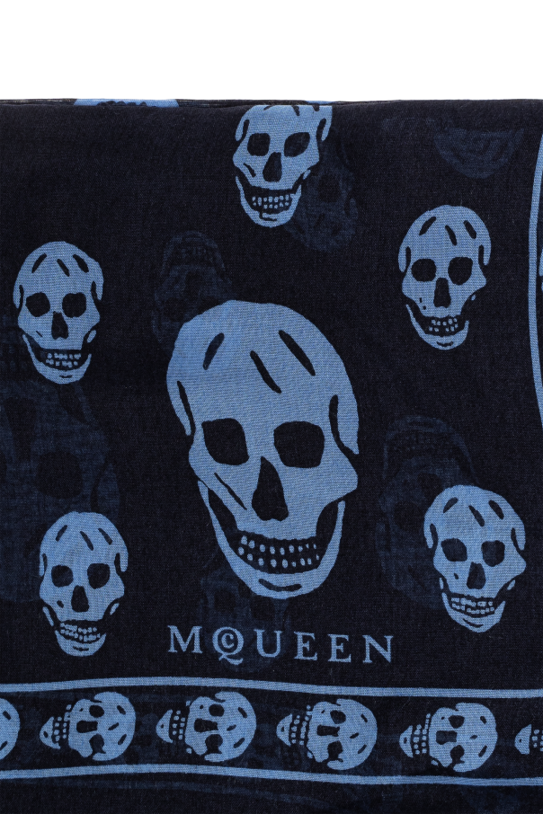 Alexander McQueen Pañuelo de seda con motivo de calavera característico
