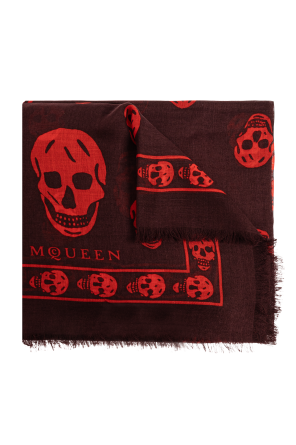 Schal mit charakteristischem Totenkopf-Motiv