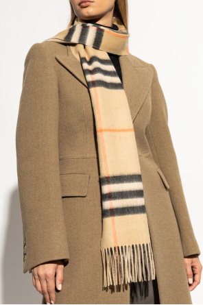 Reversible cashmere scarf od Burberry