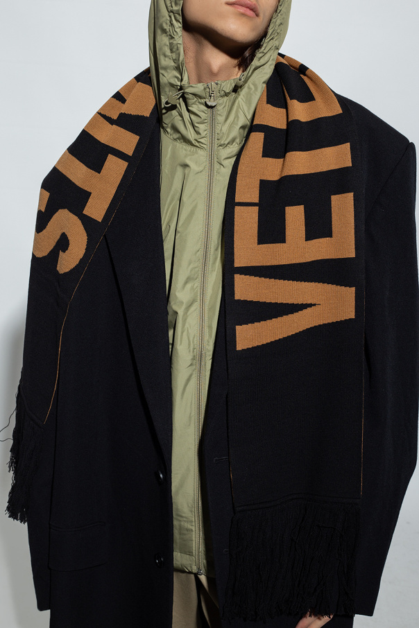 VETEMENTS Scarf with logo