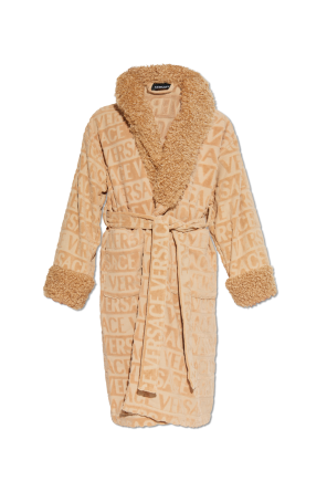 Bata terminada con piel sintética