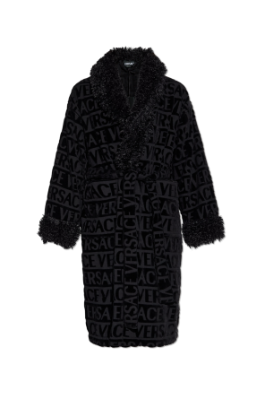 Bata con acabado en pelo sintético