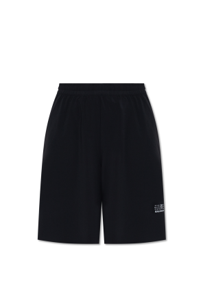 Salomon x MM6 Maison Margiela to współpraca pomiędzy marką
sportową Salomon i luksusowym domem mody MM6 Maison Margiela. Ta
współpraca zazwyczaj łączy funkcjonalność i technologię
oferowaną przez Salomon z awangardowym podejściem i unikalnym stylem
MM6 Ma