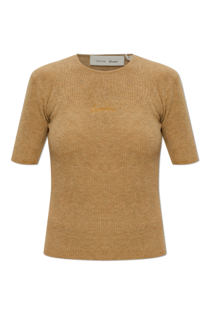 Top mit aufgesticktem Logo