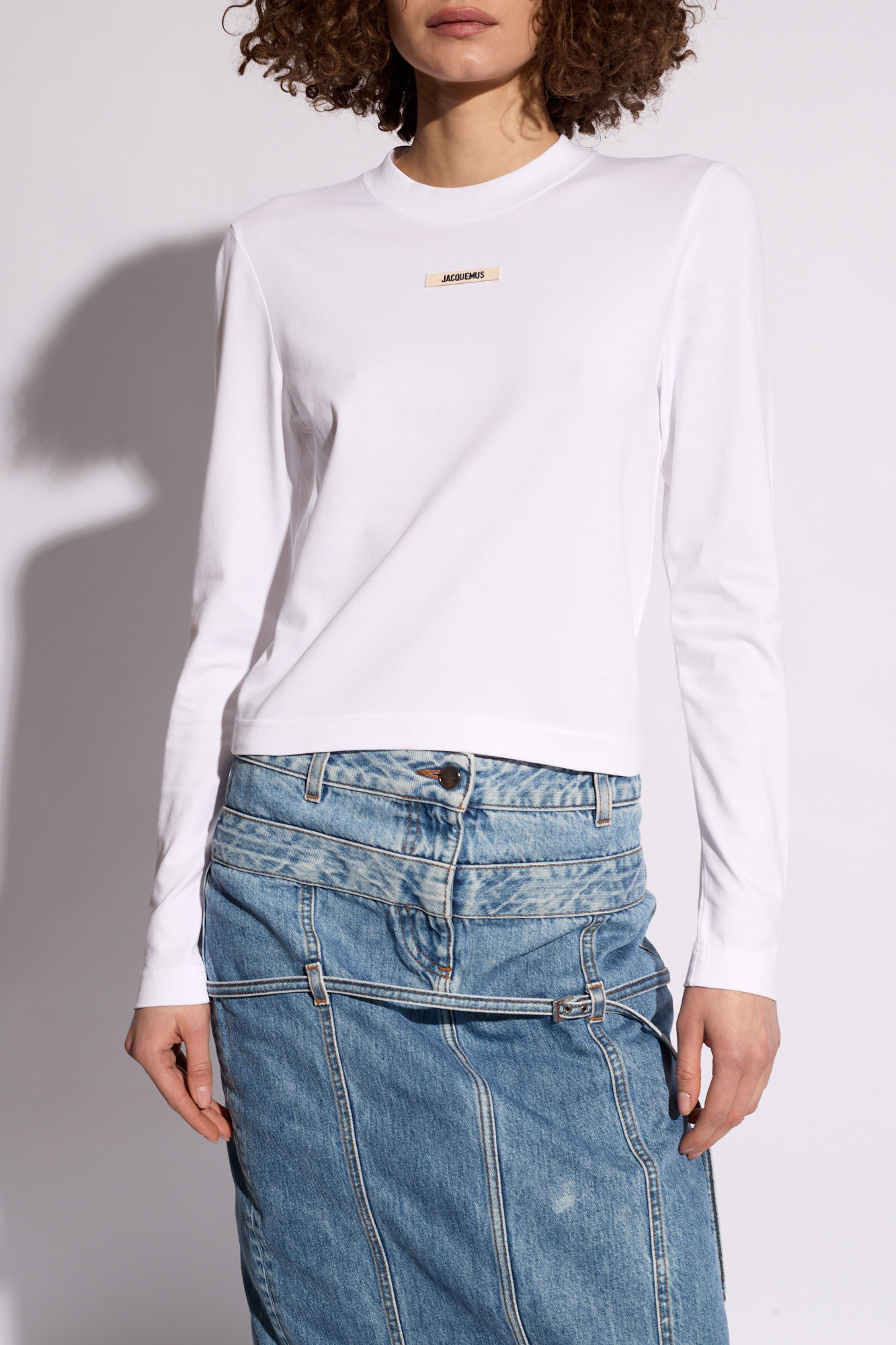 Jacquemus T-shirt nera con pannello a coste con logo