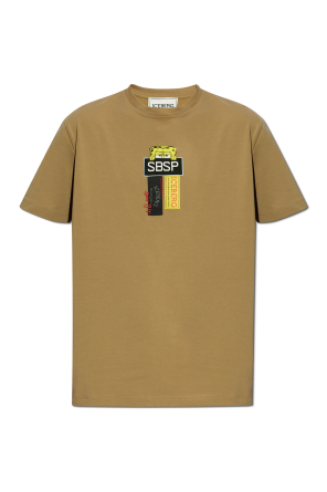 T-shirt z naszywkami i nadrukiem