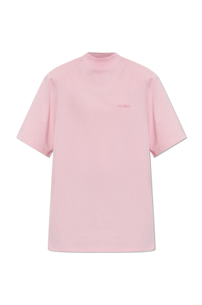 T-shirt with shoulder pads