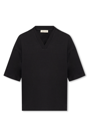 V-neck t-shirt od flared or in jacket form