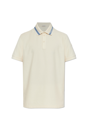 Polo con parche de logo