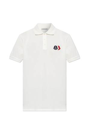Polo con parche de logo