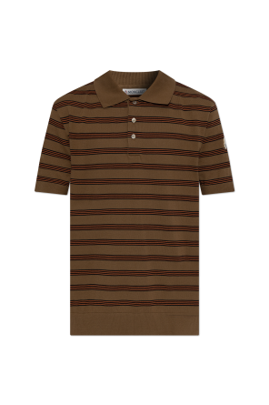 Polo con parche de logo