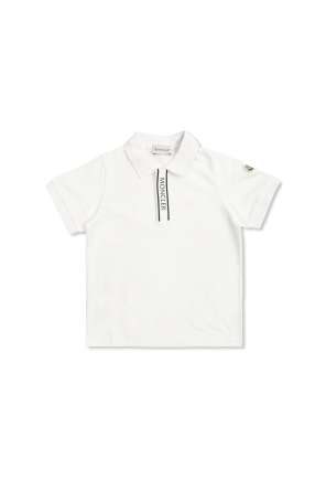 Polo con parche de logo