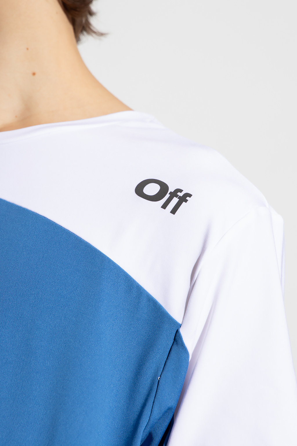 Off-White Compre em sivasdescalzo o produto T-SHIRT marca que pertence a a campanha FA2022