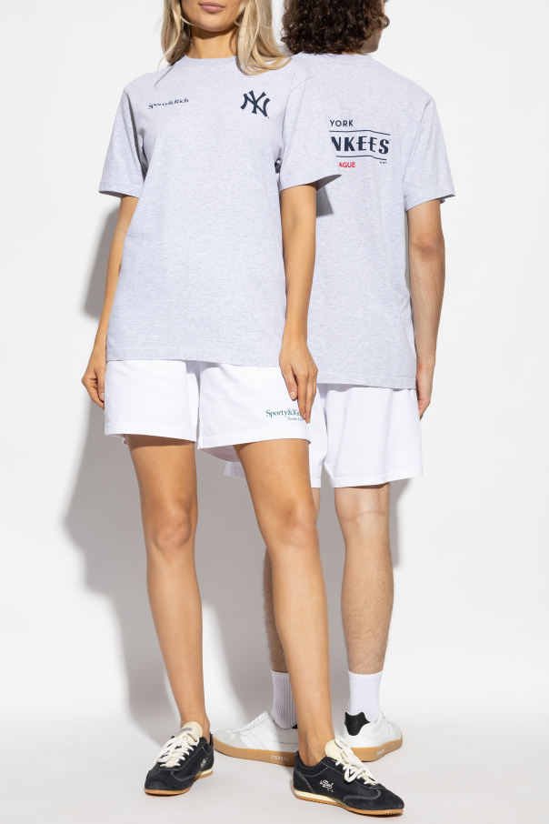 Sporty & Rich Camiseta de la colección `Yankees Serif Crewneck`