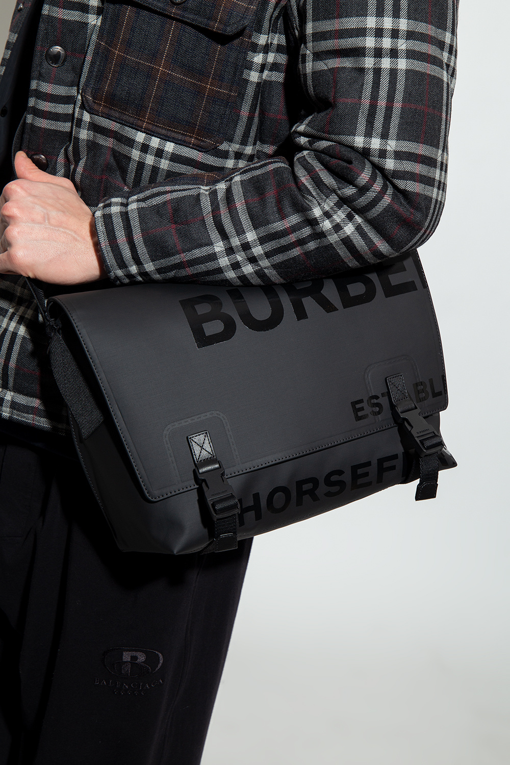 Burberry s Fall Winter 2019 pre-collection campaign - IetpShops Luxembourg  - Shoulder bag with logo Burberry