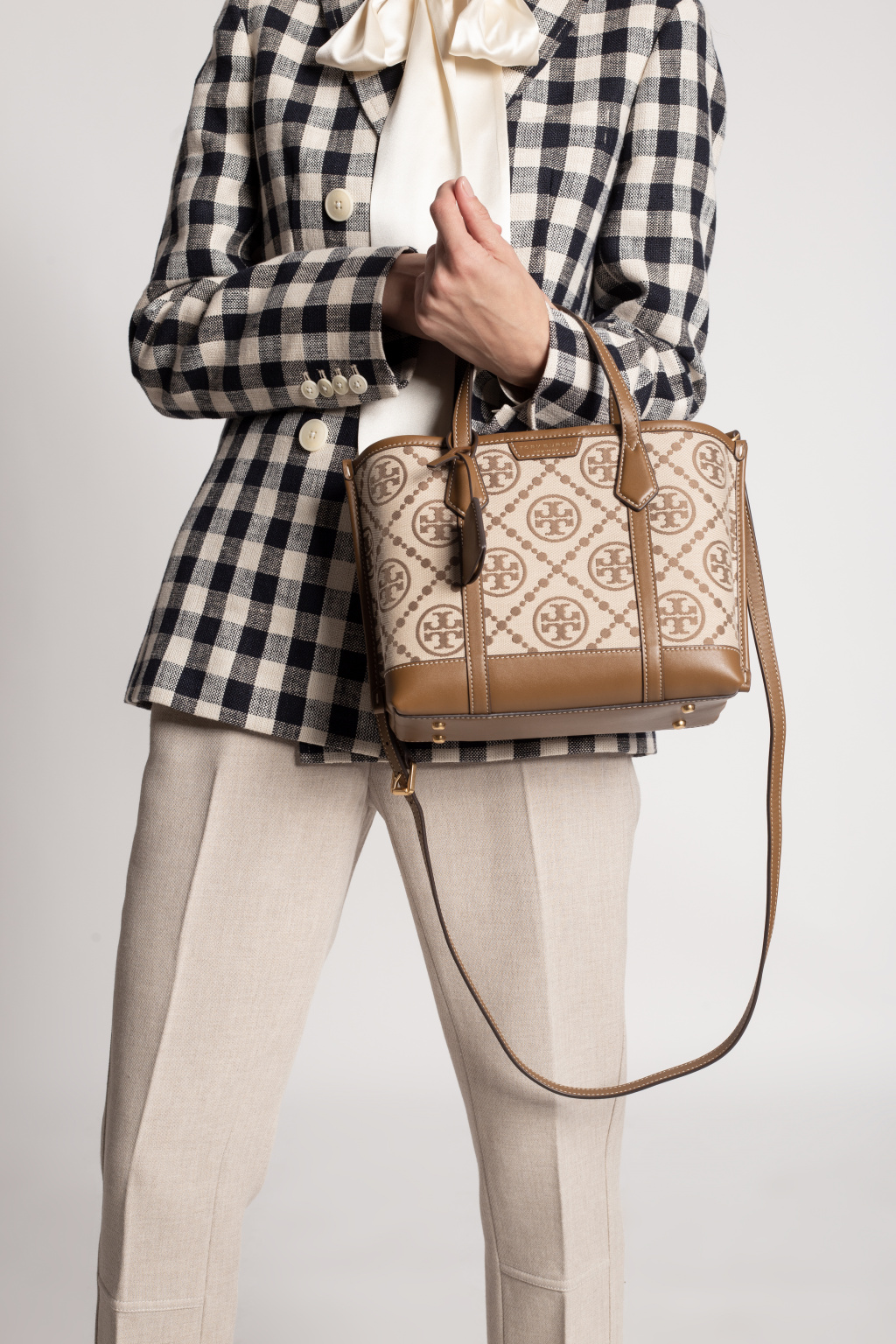 5,130 Tory Burch Purse Stock Photos, High-Res Pictures, and Images