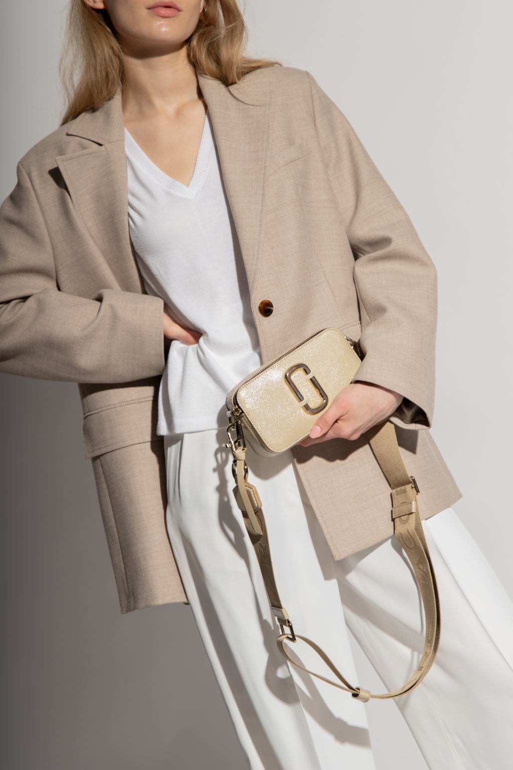The J Marc Shoulder Bag of Marc Jacobs - Cognac and beige leather bag with  flap and shoulder strap for women